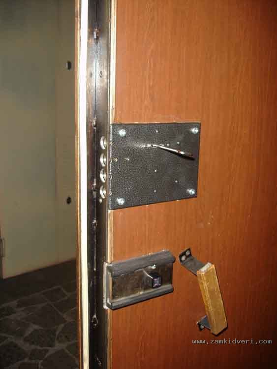 Приметы про дверь: стук или звонок, почему скрипит, что означает ее открыть