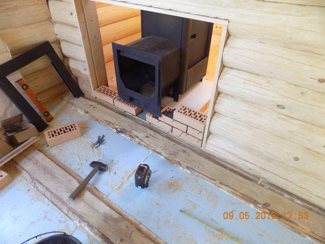Установка печи в деревянном доме своими руками: правила монтажа каминов и печей