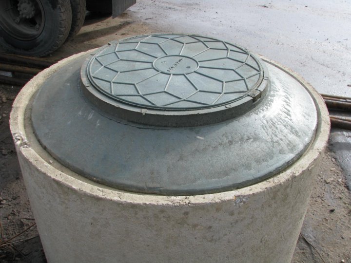 Декоративная крышка на люк и канализационный колодец: как задекорировать септик в виде камня своими руками