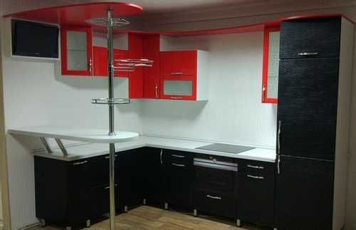 Дизайн кухни со встроенным холодильником: стили и цветовые комбинации