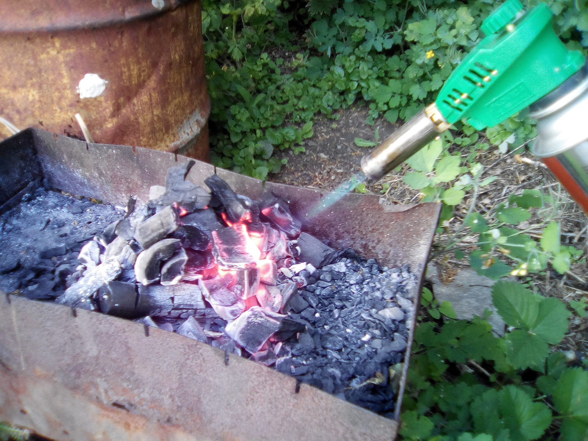 Рассказываем, как сделать щипцы для угля из куска арматуры диаметром 6-8 мм Полезная вещь для тех, кто часто жарит мясо на углях