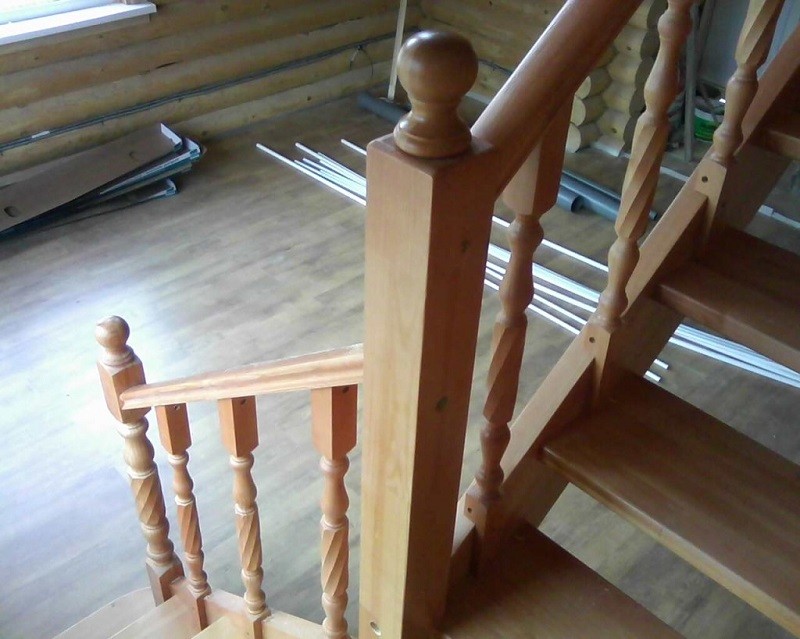 Как установить балясины на лестницу?