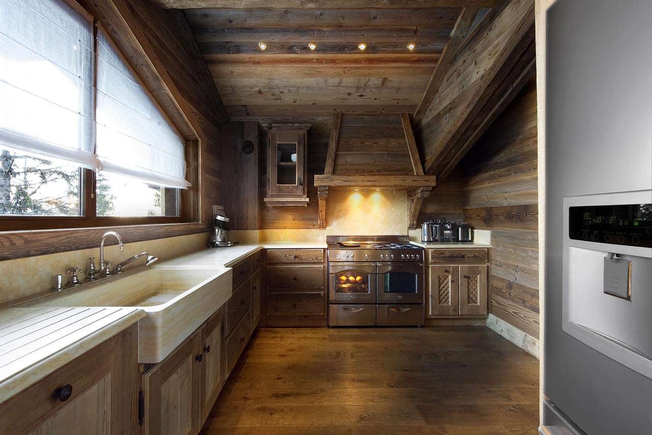 Дизайн интерьера кухни в деревянном доме - фото примеров оформления