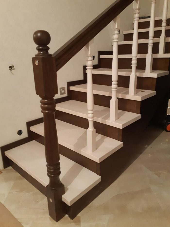Покраска деревянной лестницы в доме на второй этаж: материалы и инструменты