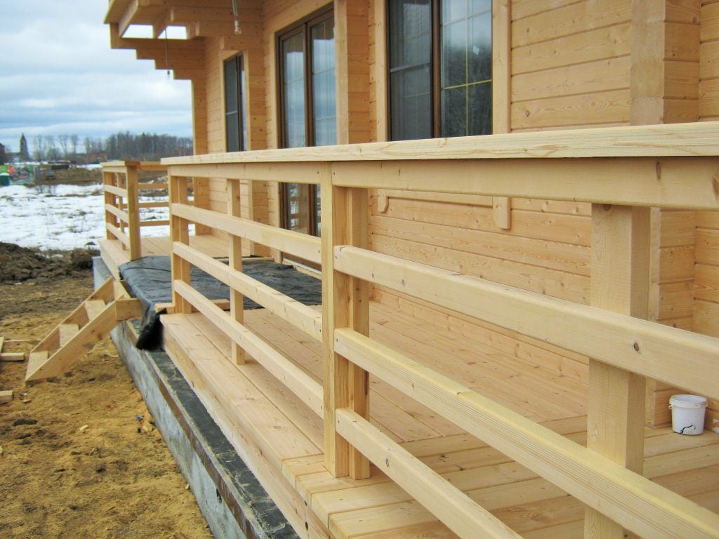 Балясины из дерева для террасы - о нюансах в строительных работах