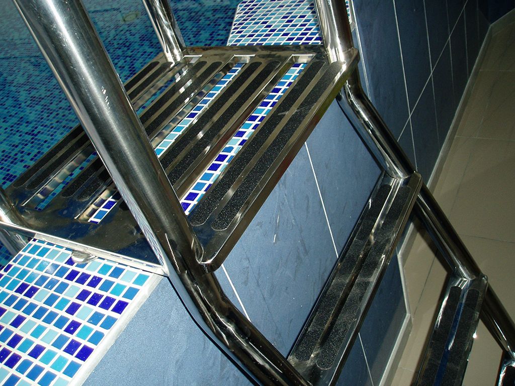 Лестница для бассейна: каркасного, надувного, стационарного, три модели для изготовления своими руками