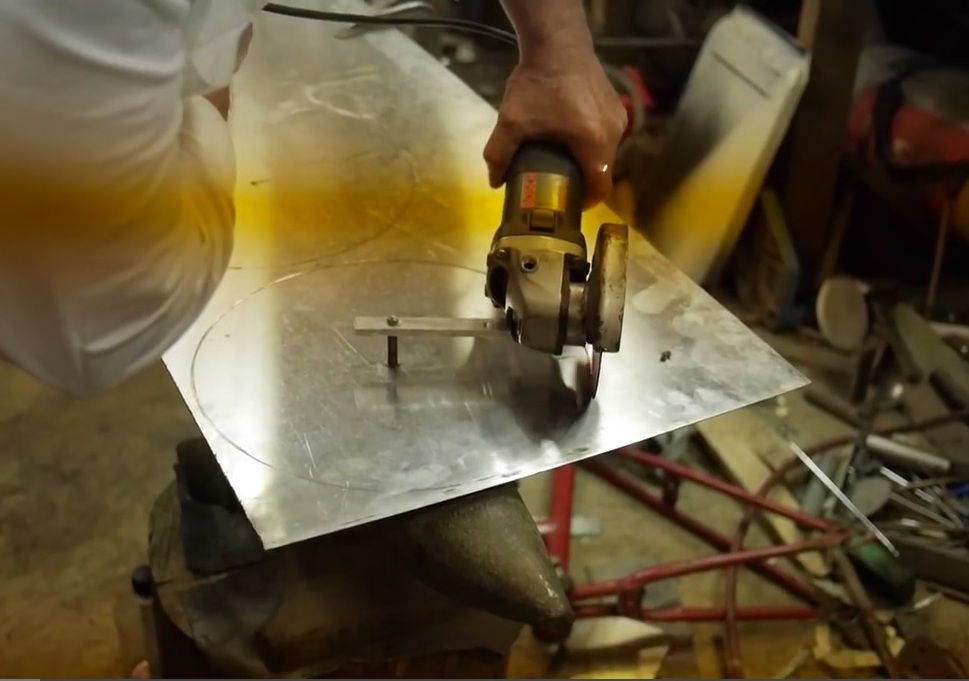 Вырезать ровный круг из листа металла можно с помощью УШМ Для качественного реза потребуется приспособление, которое несложно изготовить своими руками
