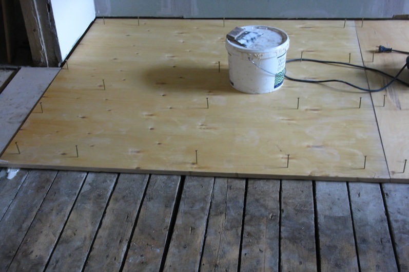 Толщина фанеры под линолеум — на деревянный, бетонный пол, как правильно стелить, чем клеить, укладка, подложка, своими руками