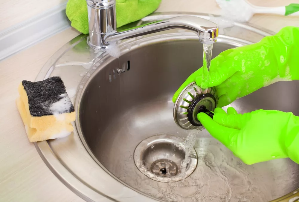 Чем отмыть керамическую раковину на кухне: особенности выведения пятен