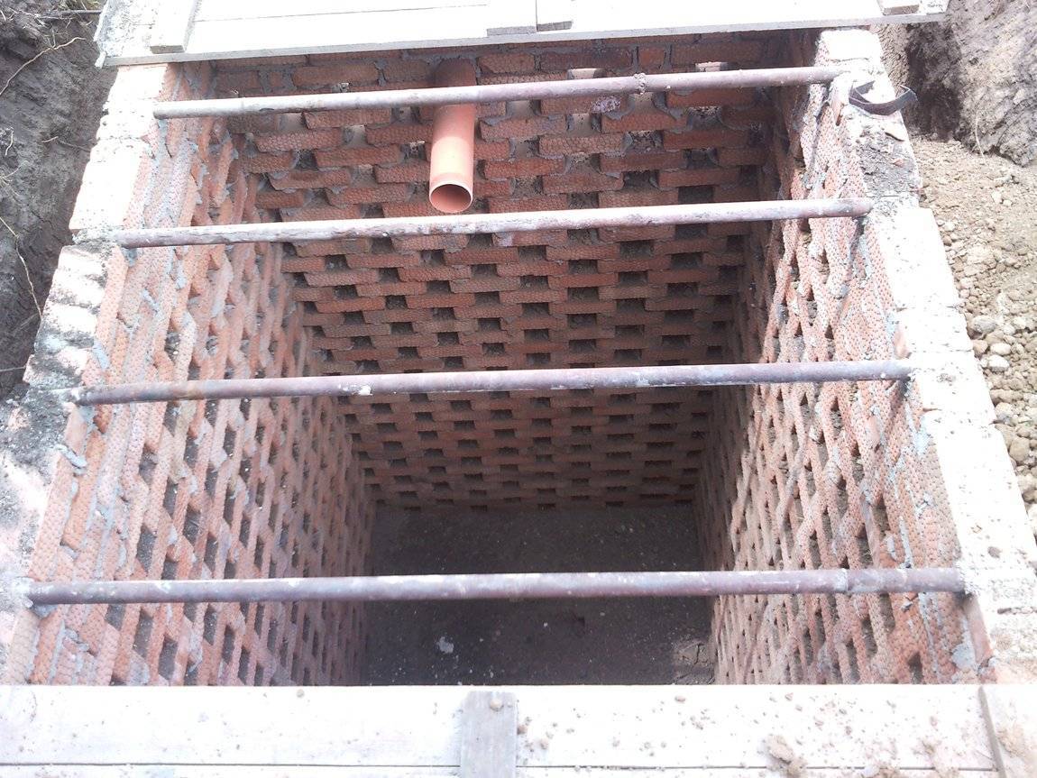 Выгребная яма из бетонных колец: особенности конструкции и строительство своими руками