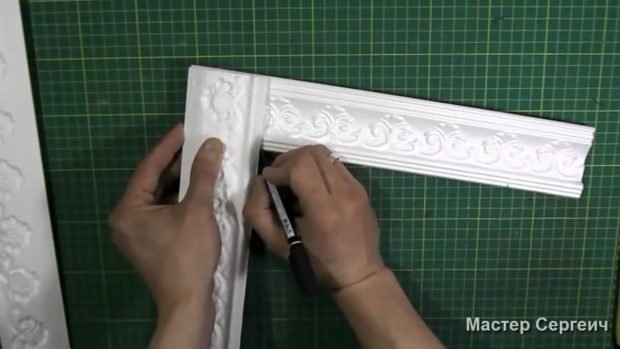 Как покрасить рамку для картины из потолочного плинтуса